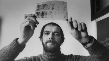DNA鑑定の生みの親、アレック・ジェフリーズ。レスター大学の研究室にて。1987年Photo: Terry Smith / The LIFE Images Collection / Getty Images