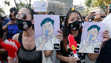 民主活動家のパリット・チワラックの保釈を求める人々による抗議活動　Photo: Chaiwat Subprasom / SOPA Images / LightRocket / Getty Images