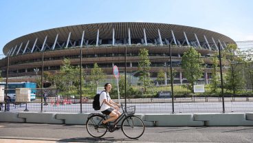 フェンスが張り巡らせられた国立競技場。問題続きの東京五輪はどうなるのかPhoto by Stanislav Kogiku / SOPA Images / LightRocket / Getty Images