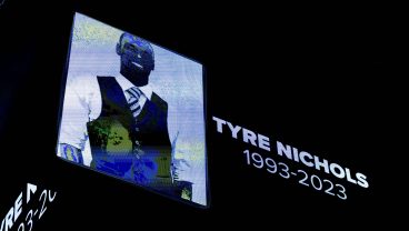 1月28日、ニューオーリンズで開催されたNBAの試合で、生前のタイリー・ニコルズの姿が映し出され、黙とうがささげられた　Photo: Stephen Lew-USA TODAY Sports