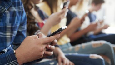 スマホが10代の子供の成績や心身の健康に与える影響は、まだはっきりしていない　Photo: monkeybusinessimages / Getty Images