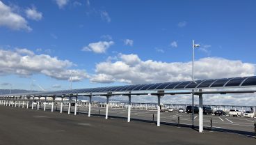 積水化学工業のフィルム型ペロブスカイト太陽電池は、大阪・関西万博会場のバス停の屋根にも設置されているPhoto: Courtesy of SEKISUI CHEMICAL CO., LTD.