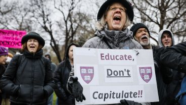 米マサチューセッツ州ケンブリッジで、同地にあるハーバード 大学にトランプ政権の要求に屈しないよう求める人々Photo: Erin Clark / Getty Images